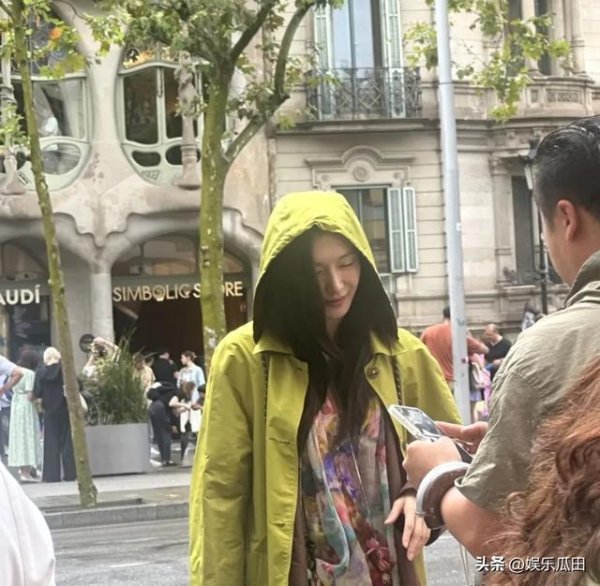 十大股票配资网址 39岁江疏影巴塞罗那街头被偶遇 没有化妆 素颜状态超绝 本人很松弛