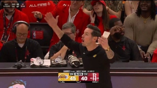 炒股配资论坛官网 雷迪克冲着裁判爆粗口：每次罚球 申京都TM的提前进线！