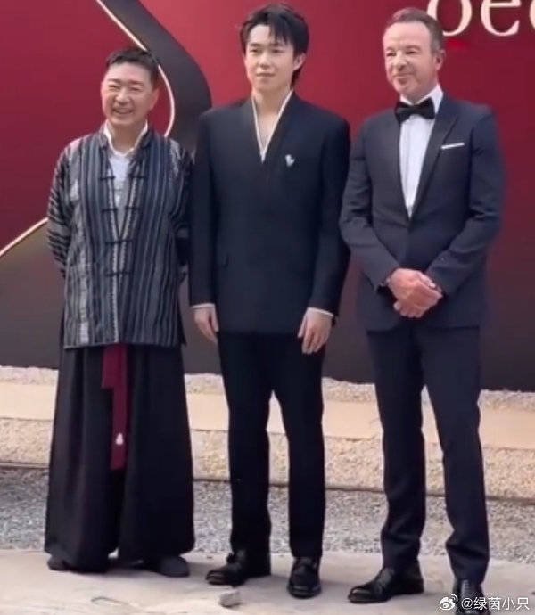 券商配资服务官网 王楚钦夺冠后首亮相 深V黑西装配60万胸针惊艳珠宝展