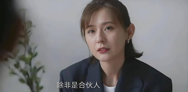 正规配资平台官网 38岁热依扎新剧演单亲妈妈，素颜出镜被赞：比浓妆好看一万倍